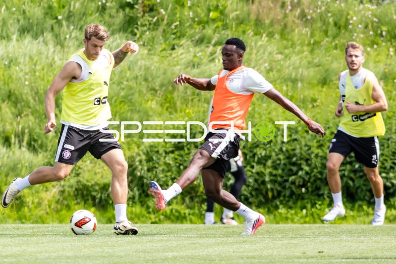 FC St. Pauli Trainingseinheit – Zweikampf auf dem Trainingsplatz