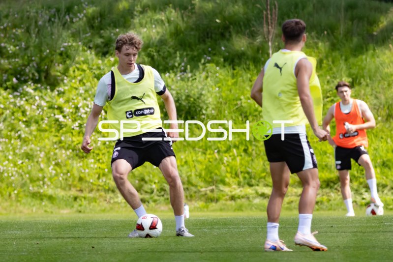 FC St. Pauli Spieler im Trainingsspiel mit Ball am Fuß