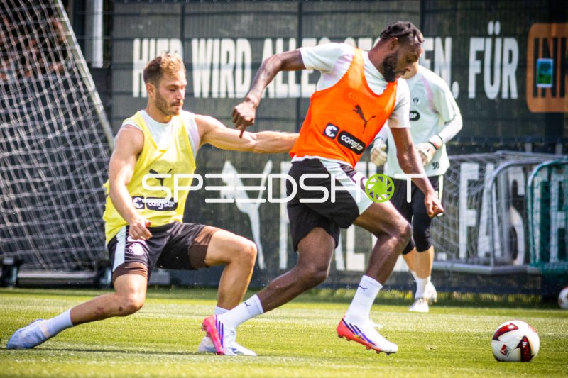 Zweikampf im Training des FC St. Pauli in Hamburg
