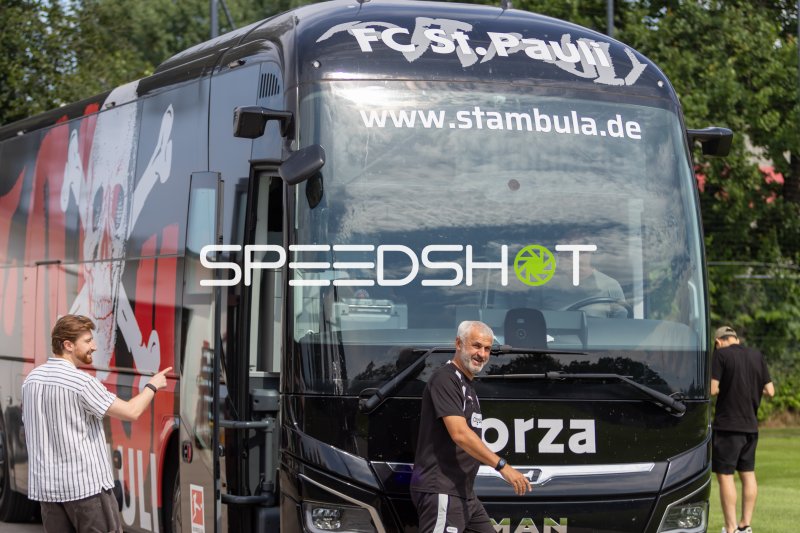 FC St. Pauli Mannschaftsbus am Trainingszentrum Hamburg