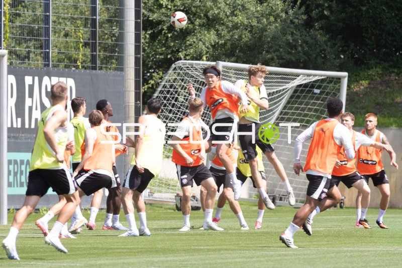 Kopfballduell im Training des FC St. Pauli