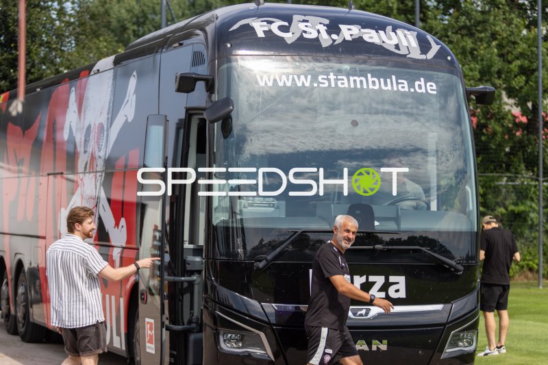 FC St. Pauli Mannschaftsbus bereit zur Abfahrt ins Trainingslager nach Flachau ( Österreich)