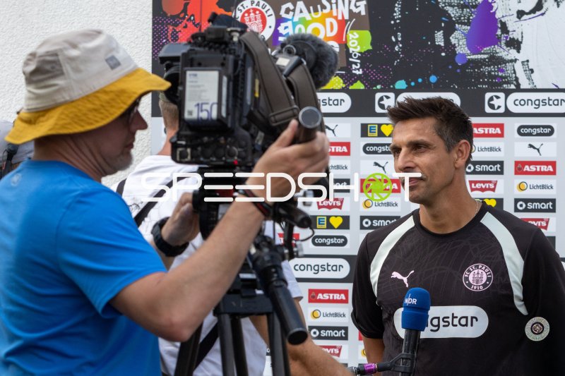 FC St. Pauli-Verantwortlicher im NDR-Interview am Trainingszentrum