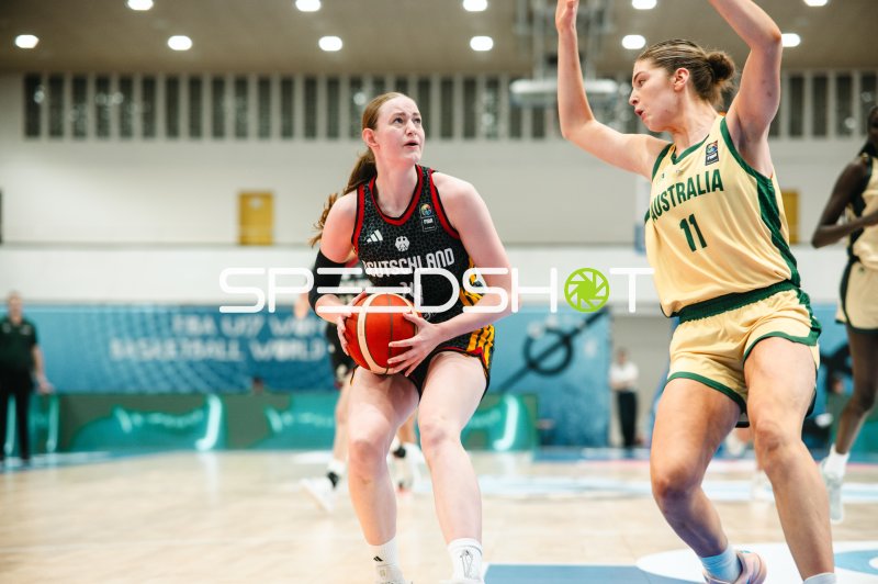 Deutschland-Spielerin (#24) im Zweikampf gegen Madison Ryan (#11; Australia)
