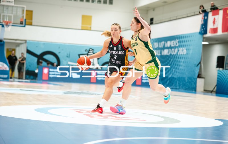 Darina Zraychenko (#8; Deutschland) im Dribbling gegen Australia