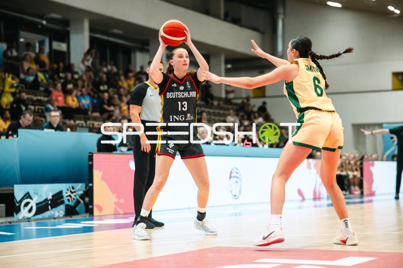 Mia Wiegand (#13; Deutschland) im Zweikampf gegen Isabel Smith (#6; Australia)