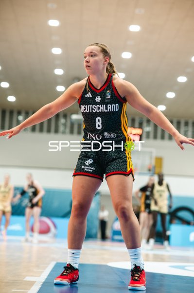 Darina Zraychenko (#8; Deutschland) in Defensivstellung