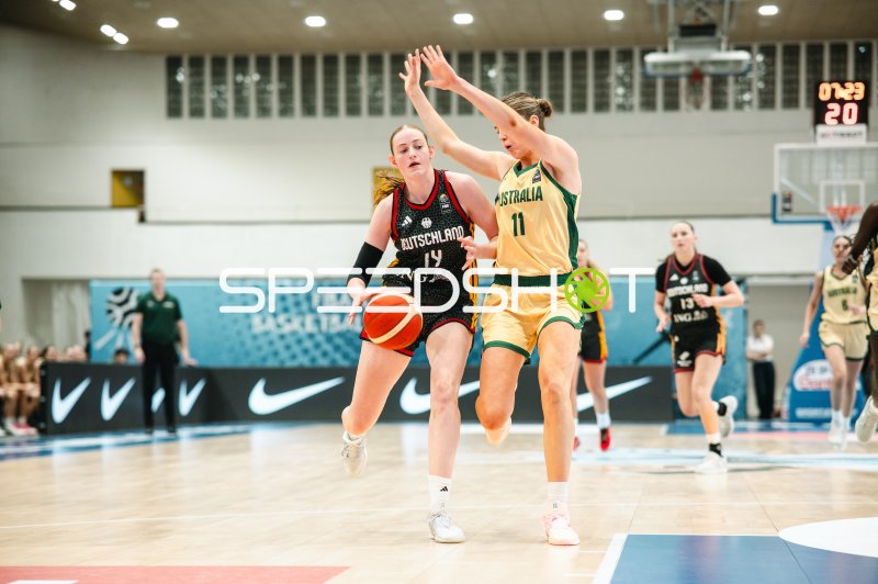 Frederike Askamp (#14; Deutschland) im Zweikampf gegen Madison Ryan (#11; Australia)
