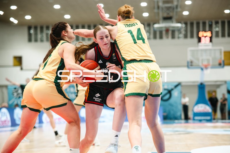 Frederike Askamp (#14; Deutschland) im Zweikampf gegen Matilda Trout (#14; Australia)