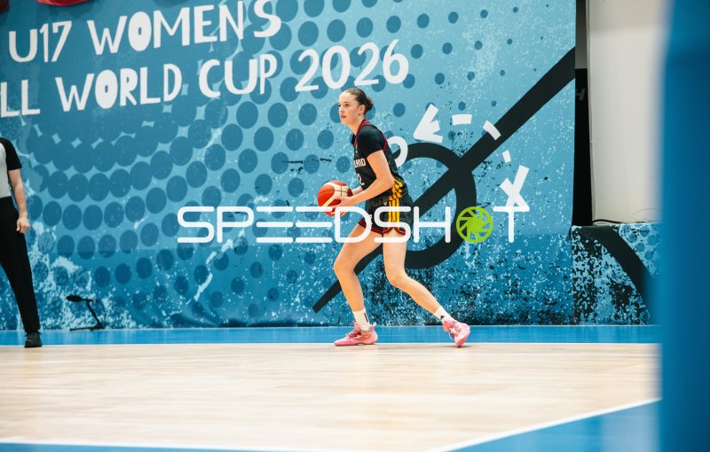 Deutschland-Spielerin mit Ball beim U17 Women's Basketball World Cup 2026