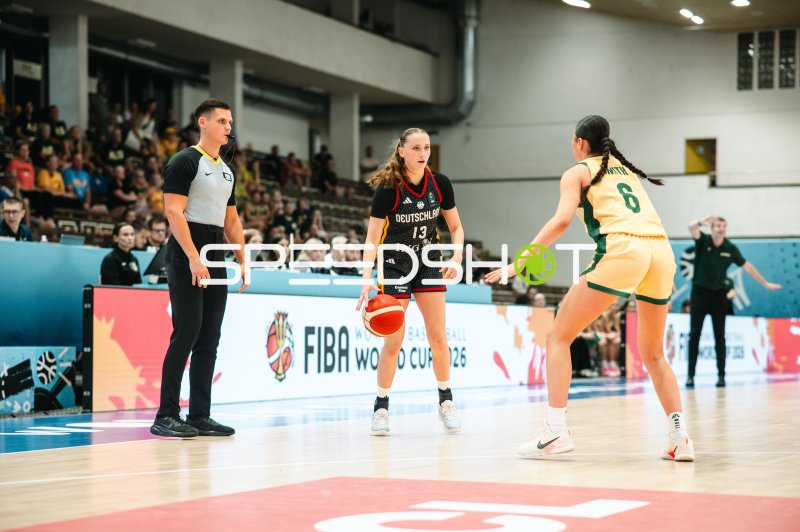 Mia Wiegand (#13; Deutschland) im Dribbling gegen Isabel Smith (#6; Australia)
