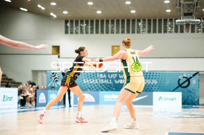 Matilda Trout (#14; Australia) verteidigt gegen Deutschland-Spielerin