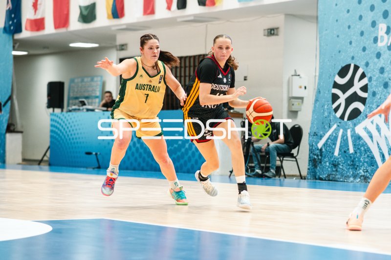Deutschland-Spielerin (#16; Deutschland) dribbelt an Olivia Olechnowicz (#7; Australia) vorbei