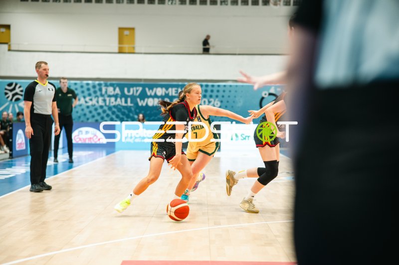 Olivia Olechnowicz (#7; Australia) dribbelt durch die deutsche Abwehr