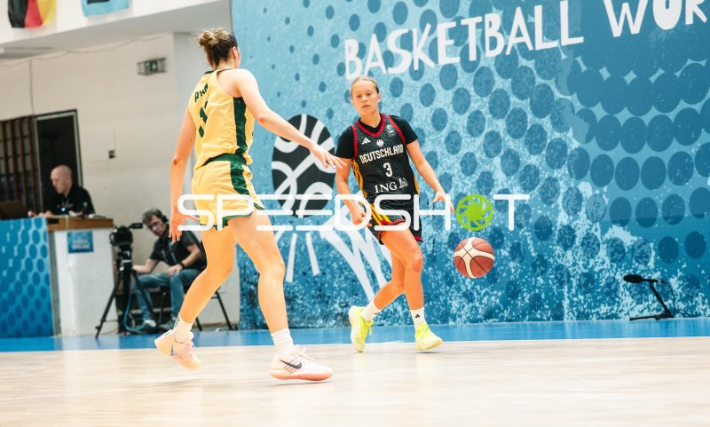 Leonie Pfanzelt (#3; Deutschland) im Eins-gegen-Eins gegen Australia