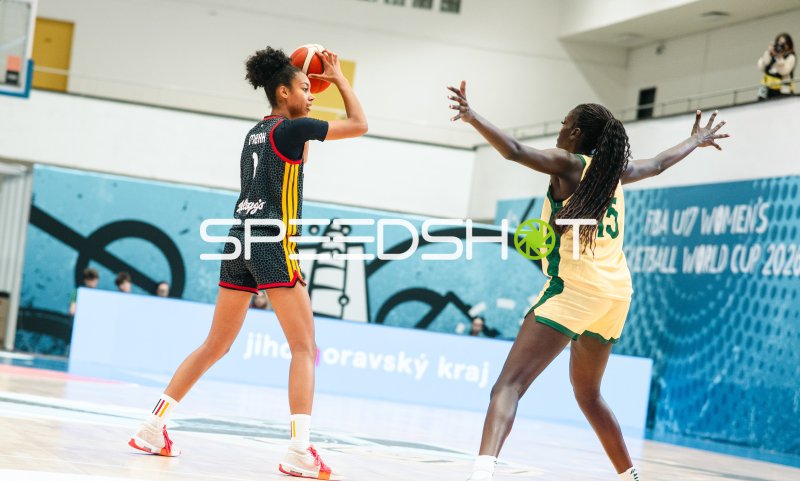 Amelie Mbah (#1; Deutschland) im Angriff gegen Australien