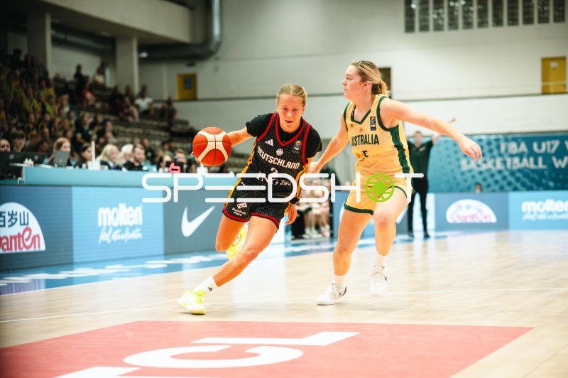 Leonie Pfanzelt (#3; Deutschland) dribbelt gegen Australia
