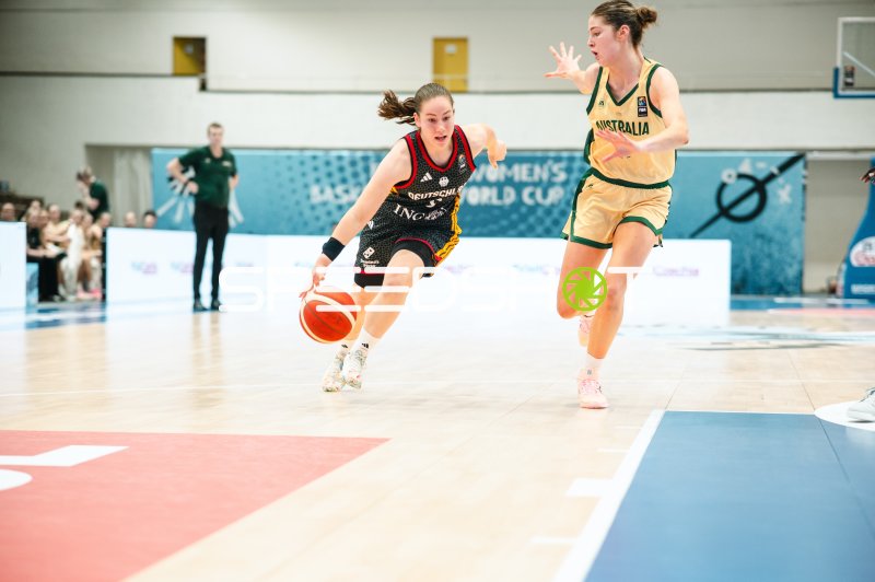Leonie Pfanzelt (#3; Deutschland) dribbelt an australischer Verteidigerin vorbei