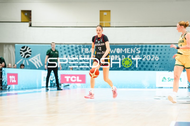 Lara Gierlich (#12; Deutschland) beim Dribbling gegen Australia