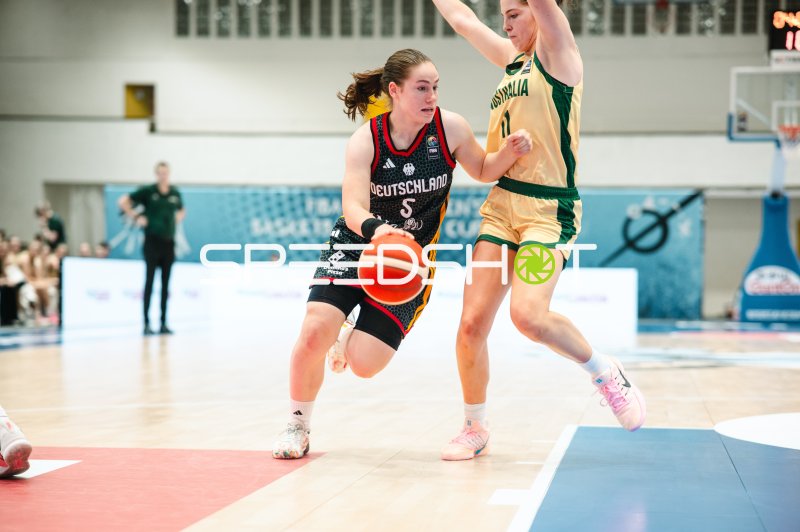 Linda Thimm (#5; Deutschland) im Eins-gegen-Eins gegen Australia