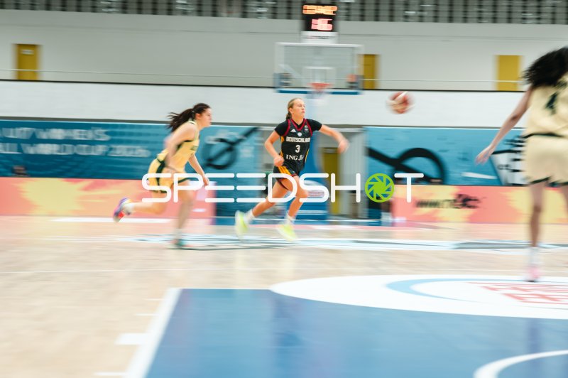 Leonie Pfanzelt (#3; Deutschland) im Fastbreak gegen Australia