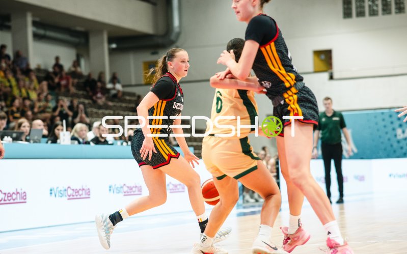 Deutschland im Angriff gegen Australia beim Basketball in Brno