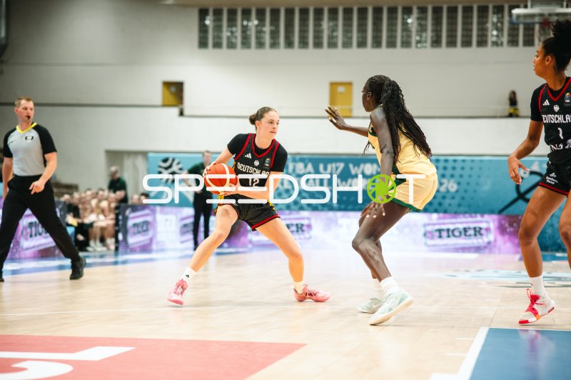 Lara Gierlich (#12; Deutschland) im Ballbesitz gegen Australia