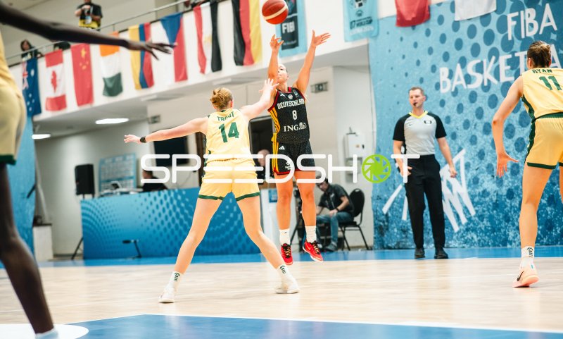Darina Zraychenko (#8; Deutschland) beim Wurf gegen Matilda Trout (#14; Australia)