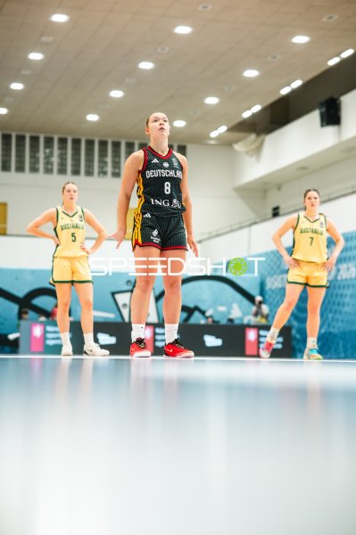 Darina Zraychenko (#8; Deutschland) beim Freiwurf gegen Australia