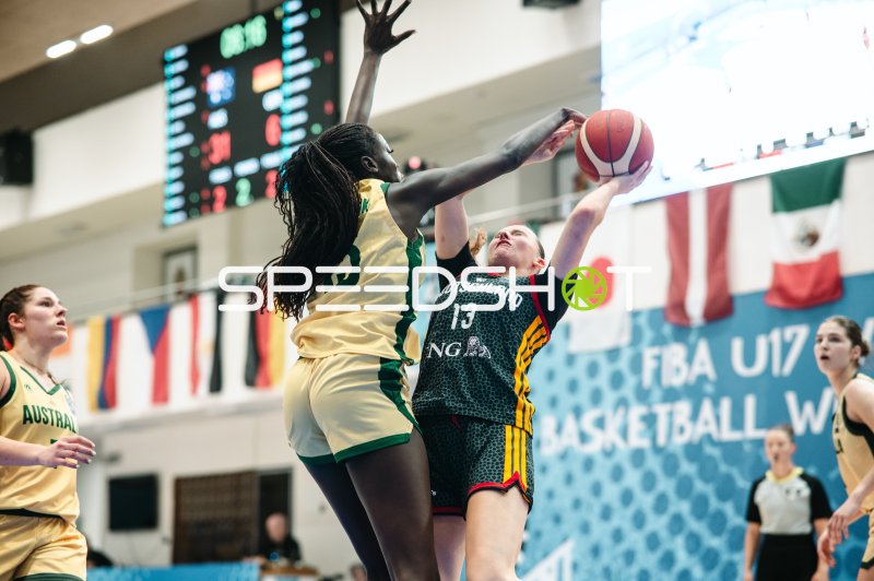 Mia Wiegand (#13; Deutschland) beim Korbwurf gegen Australien