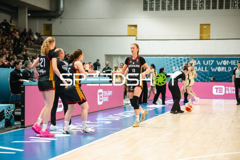 Nele Prowaznik (#18; Deutschland) läuft zur Bank bei Spielunterbrechung