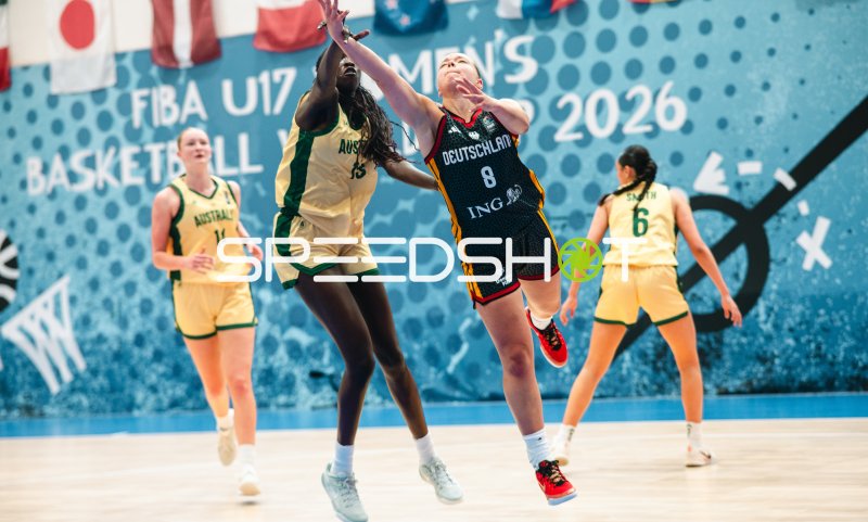 Darina Zraychenko (#8; Deutschland) im Zweikampf gegen Jemyma Manyok (#15; Australia)