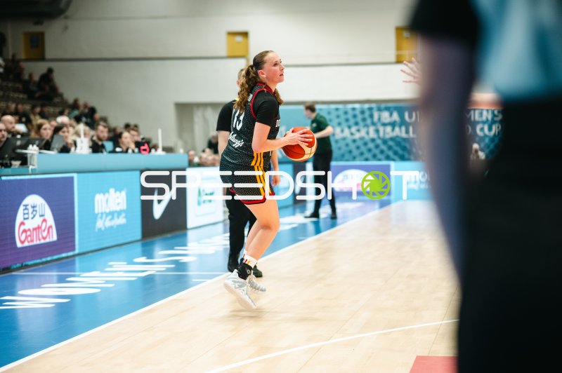 Mia Wiegand (#13; Deutschland) mit Ball beim FIBA U17 Women's World Cup