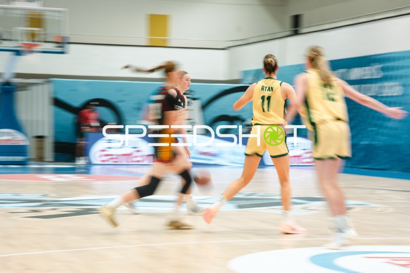 Madison Ryan (#11; Australia) im Schnellangriff gegen Deutschland