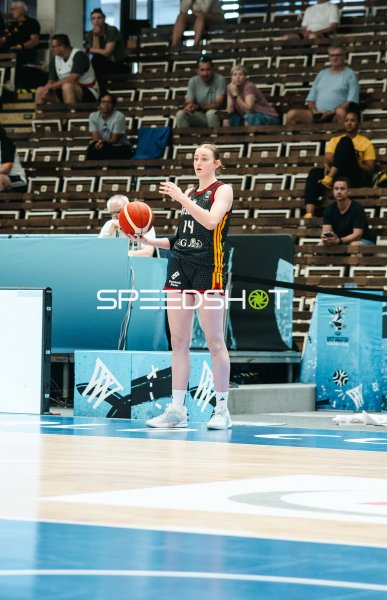 Frederike Askamp (#14; Deutschland) mit Ball an der Grundlinie