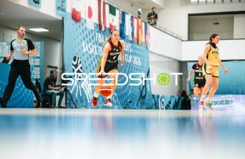 Darina Zraychenko (#8; Deutschland) beim Dribbling gegen Australia