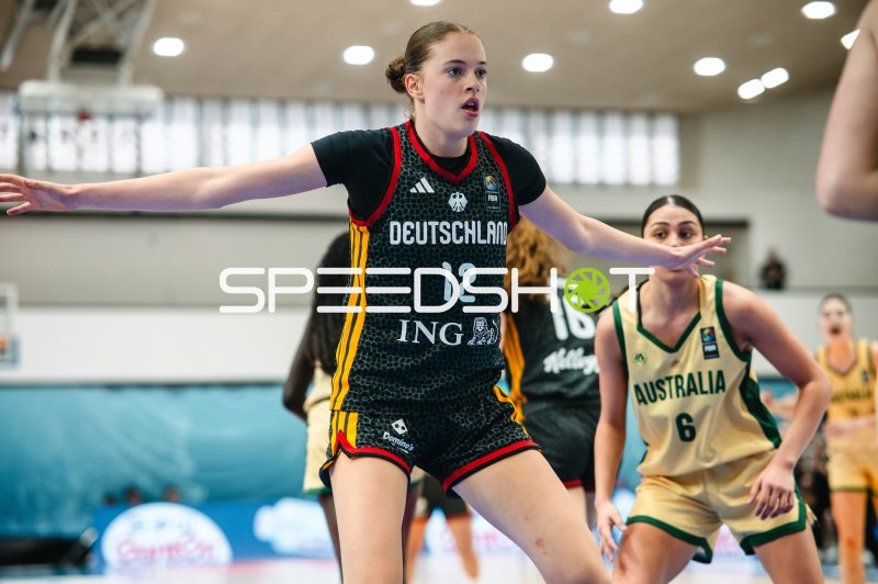 Lara Gierlich (#12; Deutschland) im Zweikampf gegen Australia