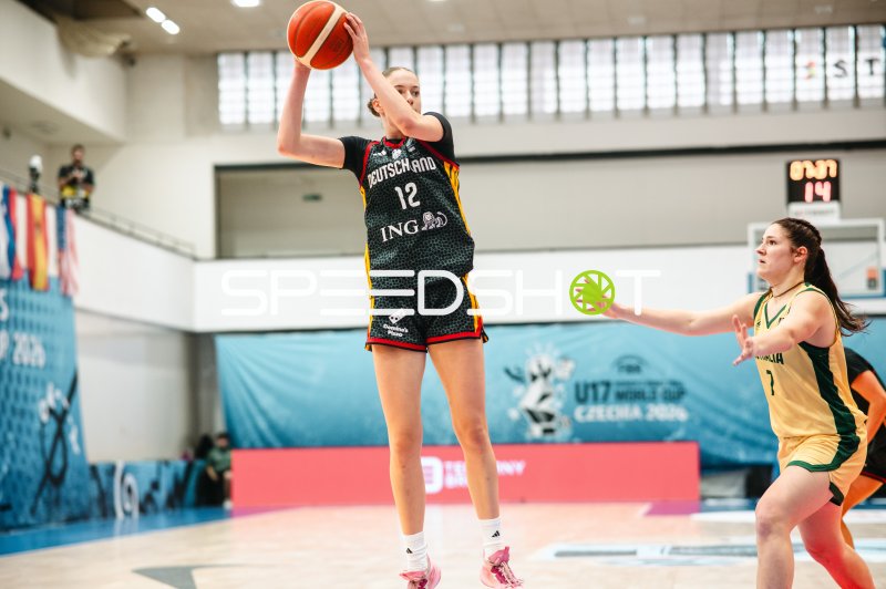 Lara Gierlich (#12; Deutschland) beim Wurfversuch gegen Australia