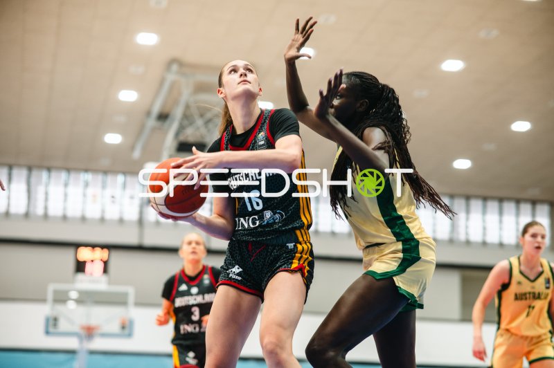 Mathilda Haensch (#16; Deutschland) im Zweikampf gegen Australia