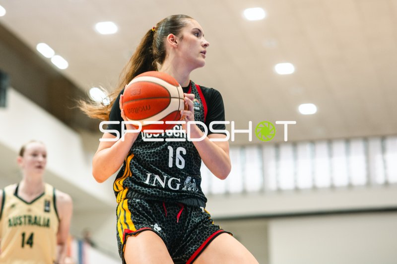 Mathilda Haensch (#16; Deutschland) beim Wurfansatz gegen Australia