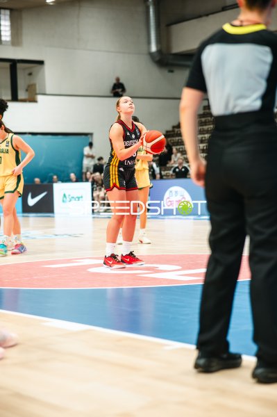 Darina Zraychenko (#8; Deutschland) beim Freiwurf gegen Australia