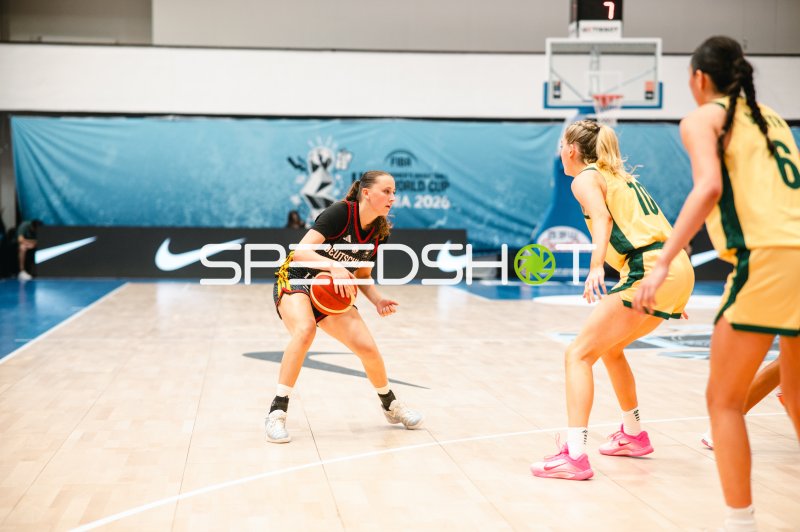 Mia Wiegand (#13; Deutschland) im Dribbling gegen Australia