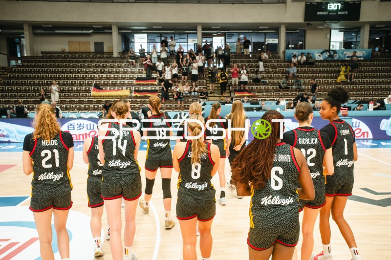 Deutschland-Team mit Amelie Mbah (#1) applaudiert den Fans in Brno
