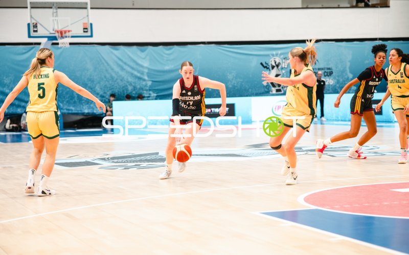 Frederike Askamp (#14; Deutschland) dribbelt gegen Australia