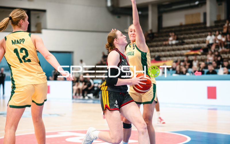Frederike Askamp (#14; Deutschland) im Zweikampf gegen Australia