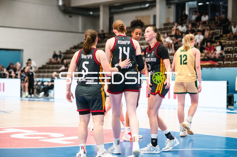Amelie Mbah und Mia Wiegand (#13; Deutschland) in Spielunterbrechung gegen Australia