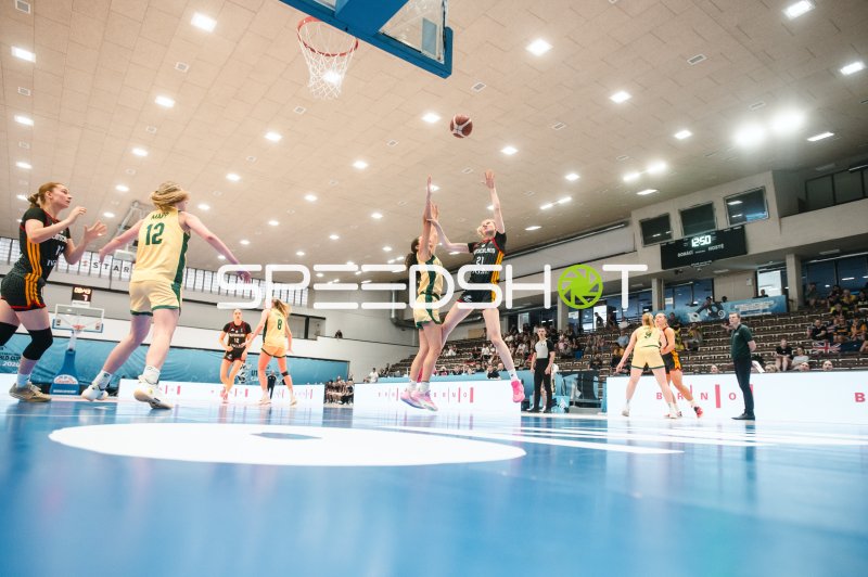 Silvia Heide (#21; Deutschland) beim Korbwurf gegen Australia
