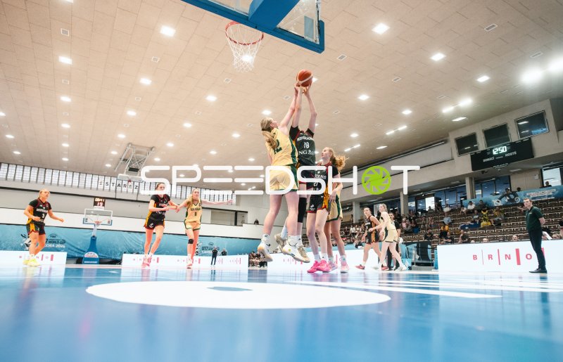 Lara Gierlich (#12; Deutschland) im Zweikampf um den Rebound
