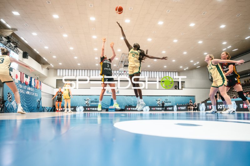 Jemyma Manyok (#15; Australia) blockt Wurf von Leonie Pfanzelt (#3; Deutschland)