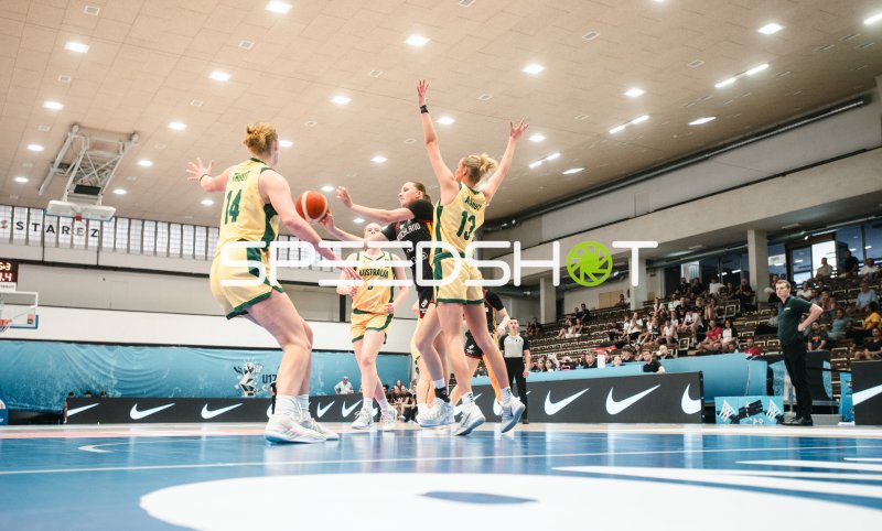 Leonie Pfanzelt (#3; Deutschland) im Zweikampf gegen Matilda Trout (#14) und Eliza Ashby (#13; Australia)